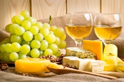 © julia_arda - Fotolia.com Käseplatte Weintrauben und Wein