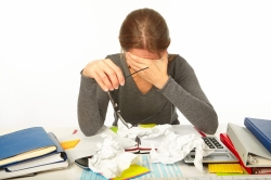 Verzweifelte Frau mit Akten