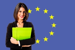© UMB-O - Fotolia.com Frau vor EU-Symbol