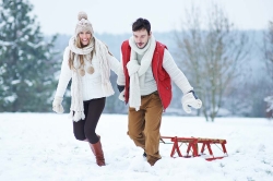 © Robert Kneschke - Fotolia.com Pärchen stapft durch Schnee